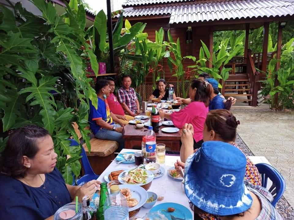 บ้านทะเลอิ่มเอม Bann Talay Im Eimm Ban Phe Exteriér fotografie